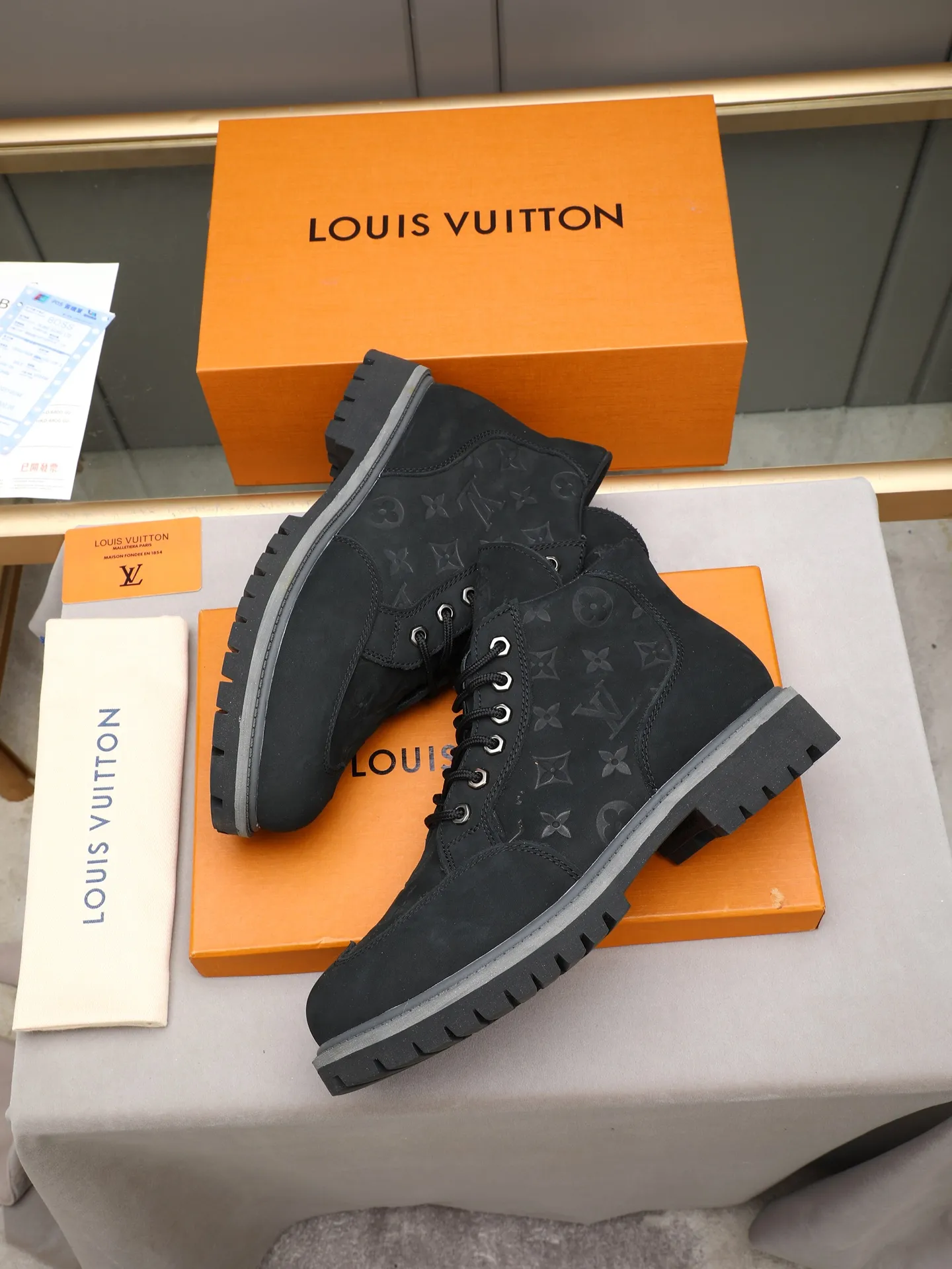 PP460 LOUIS VUITTON ss25 LV donkey brand new thick-soled lace-up big-toe shoes men's casual shoes high-top short boots. These boots are crafted from top-grain calf leather for a lightweight and comfortable fit. The thick EVA outsole is embellished with eye-catching ridges, and the trendy attitude of being both strong and soft makes it an everyday choice. ✔Upper: imported first-layer cowhide ✔Inner lining: sheep lining ✔Outsole: original molded outsole Size: 38-44 (45 customized)